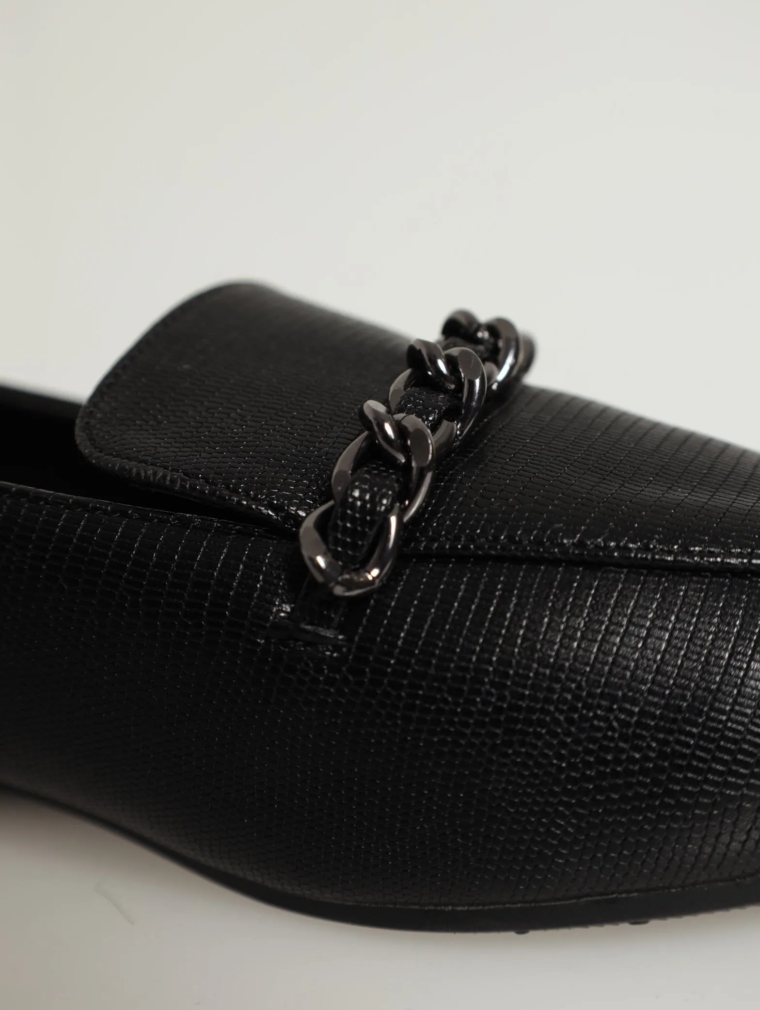 Pointed Loafer With Thin Chain Detail - Black