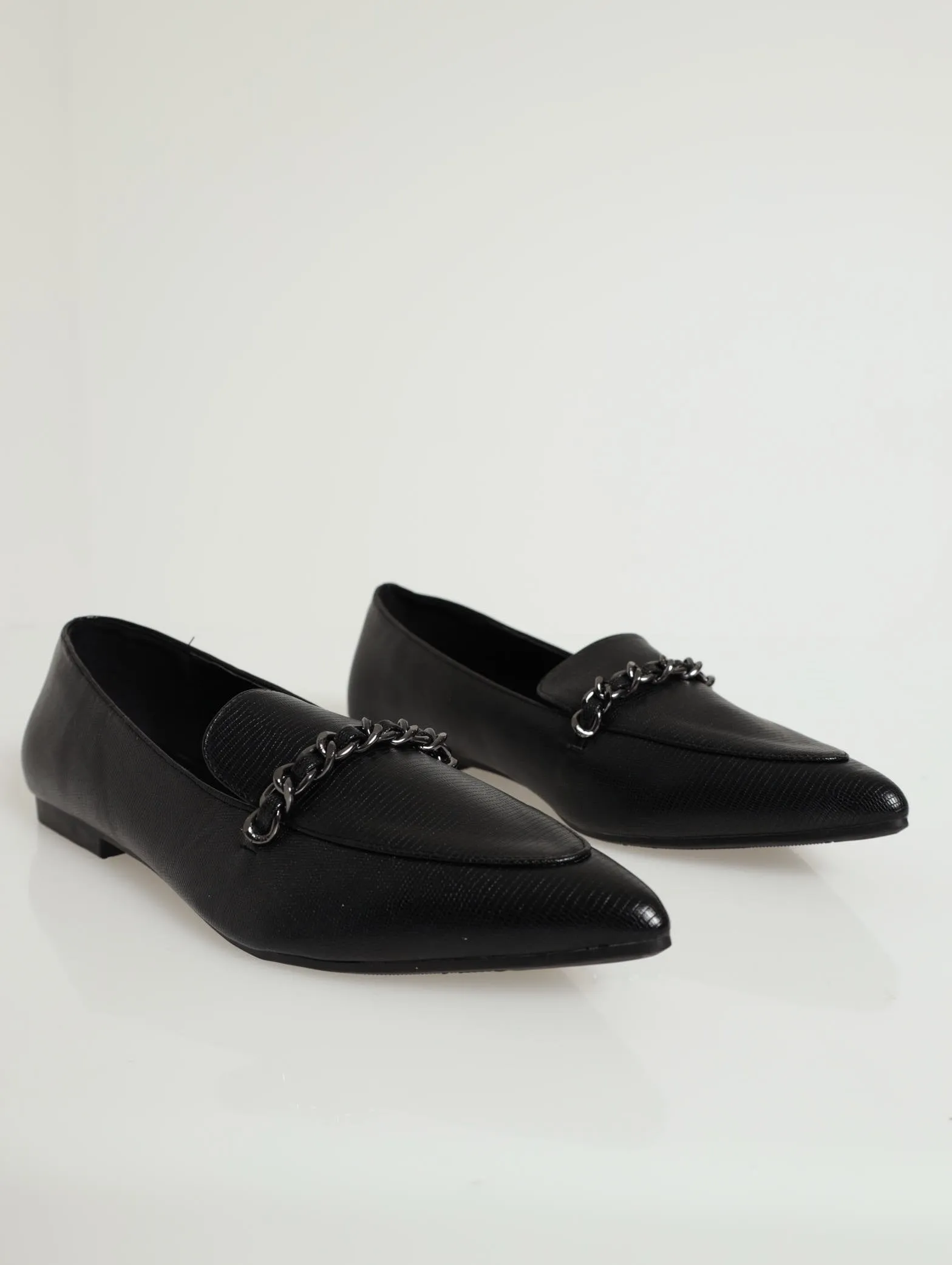 Pointed Loafer With Thin Chain Detail - Black