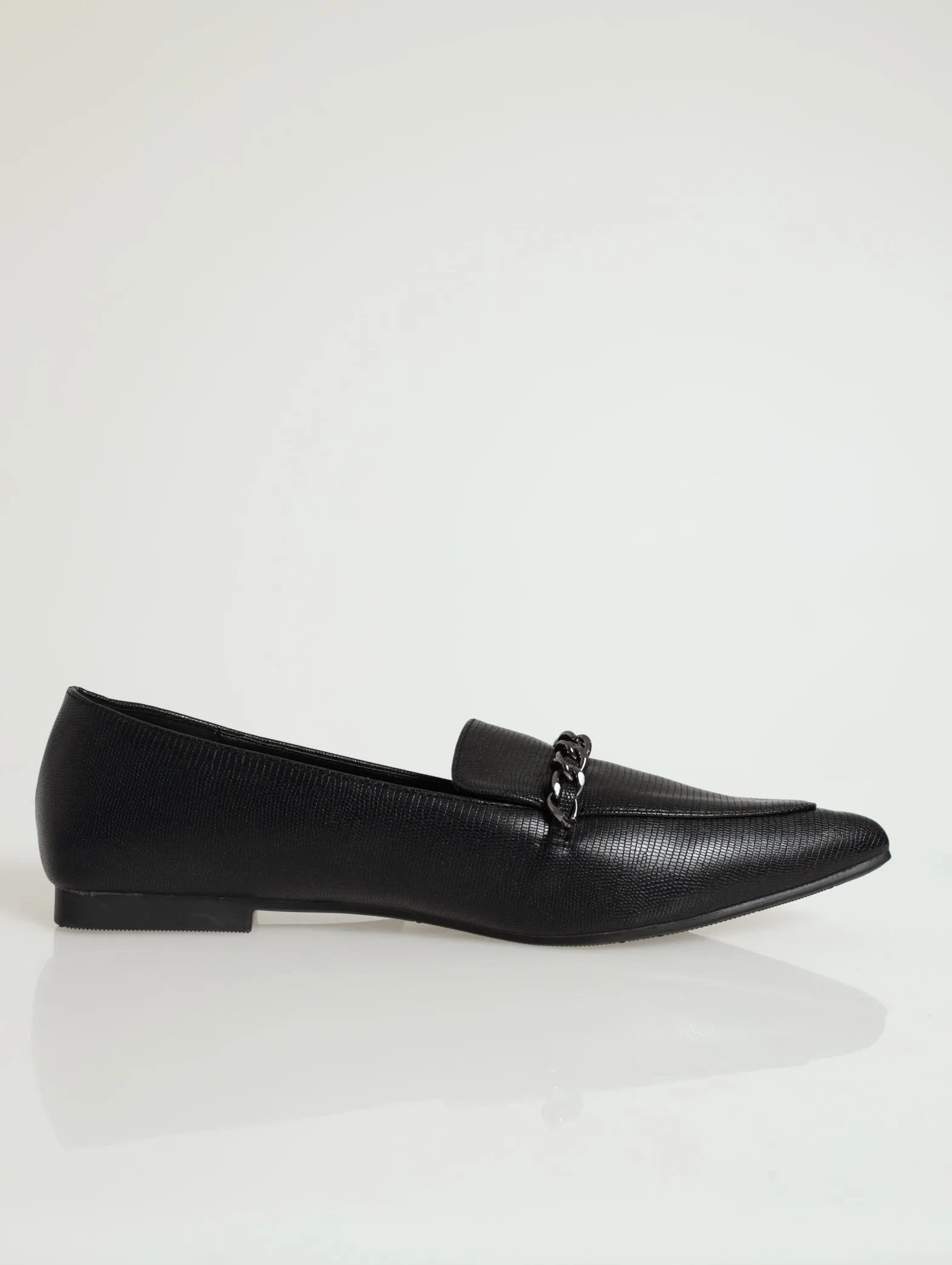 Pointed Loafer With Thin Chain Detail - Black