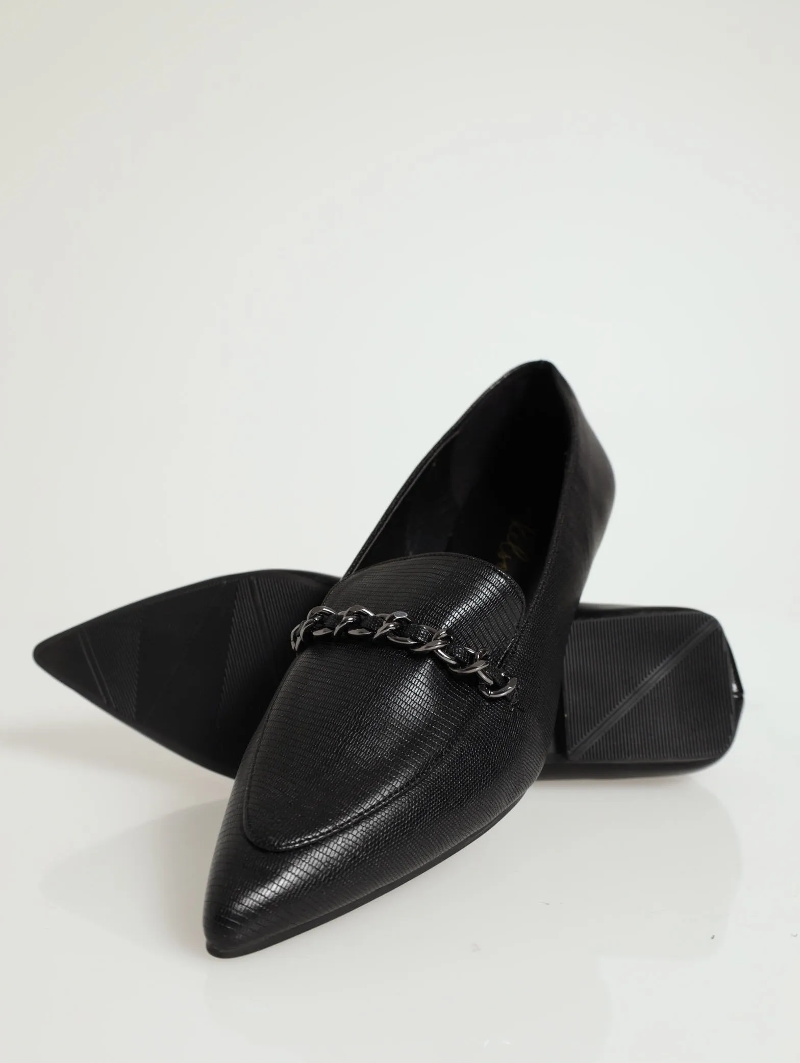 Pointed Loafer With Thin Chain Detail - Black
