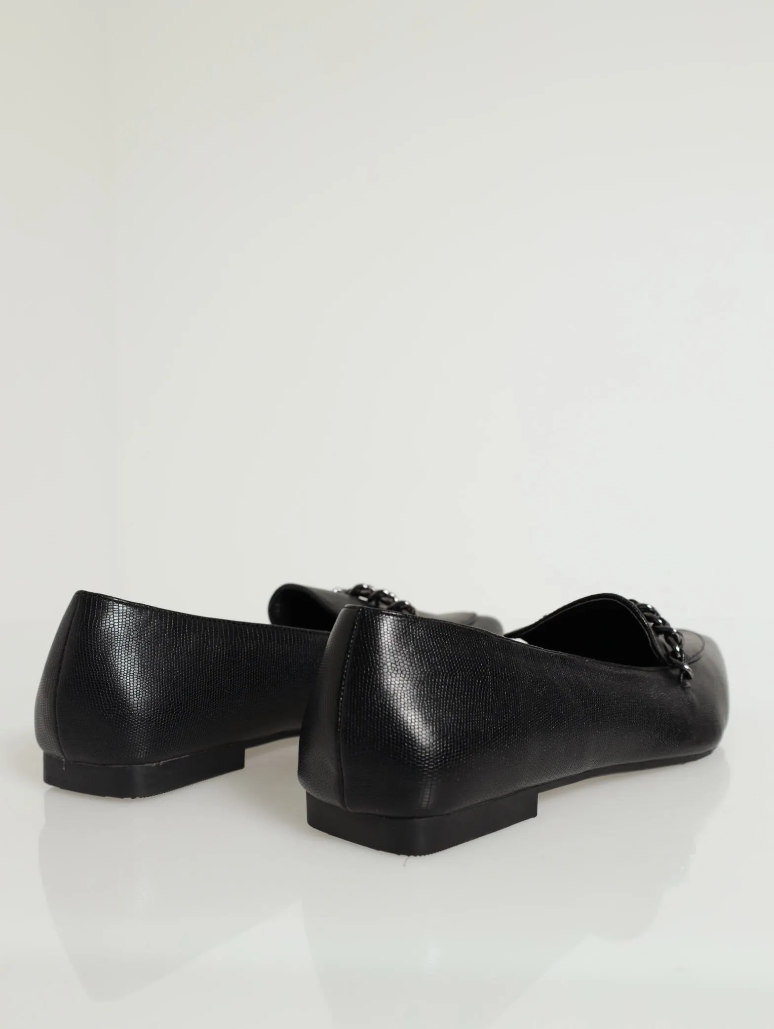 Pointed Loafer With Thin Chain Detail - Black