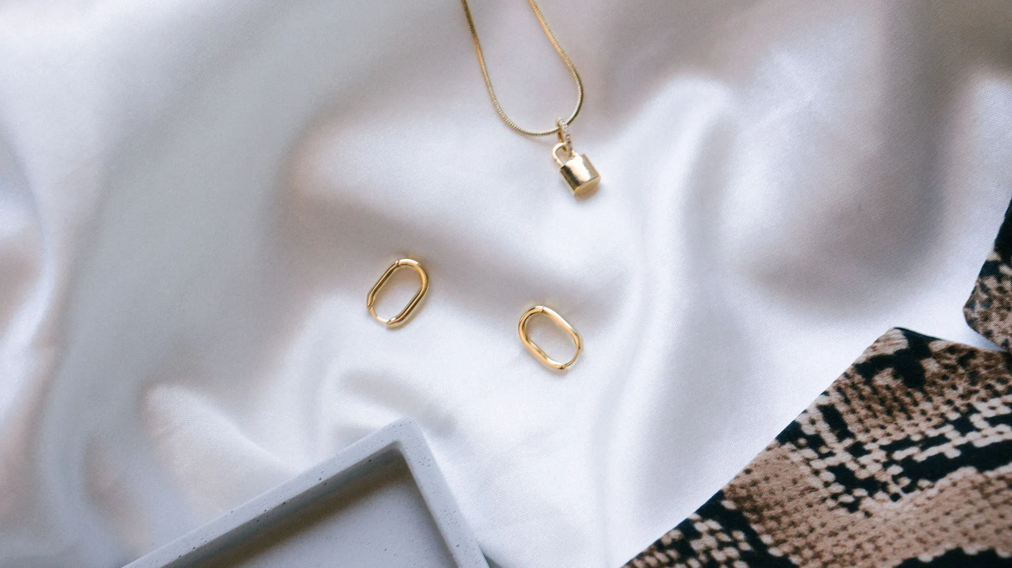 THIN OVAL HOOPS